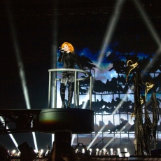 Mylène Farmer chante "Peut-être toi" - Concerts "Nevermore" 2024 au Stade de France - Photographe : Claude Gassian