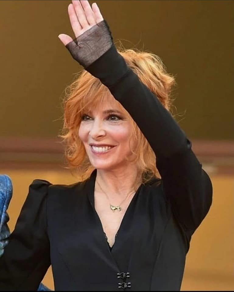 Mylène Farmer - Festival De Cannes - Montée Des Marches - 17 Juillet ...