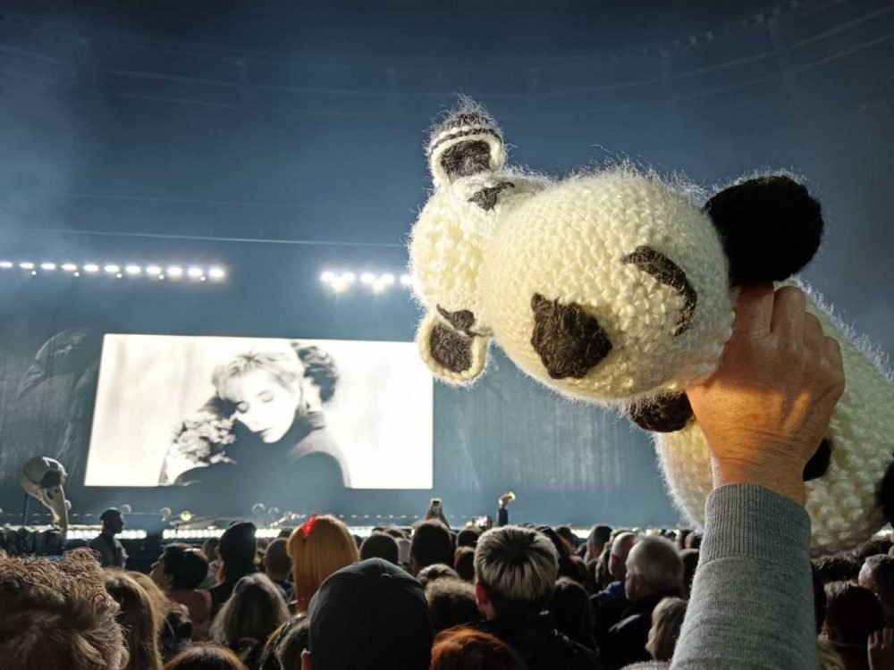 Mylène Farmer - Nevermore - Stade de France - 28 septembre 2024 - Le mouton en peluche créé par Jean-David que Mylène va accueillir dans ses bras sur Désenchantée